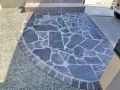 ファサードのポイントになる乱形石貼りのアプローチ