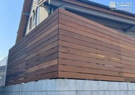 天然木「イタウバ」を使用したヴィンテージ感のあるウッドフェンス[施工後]