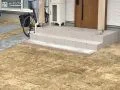 ナチュラルな印象の玄関ポーチステップ