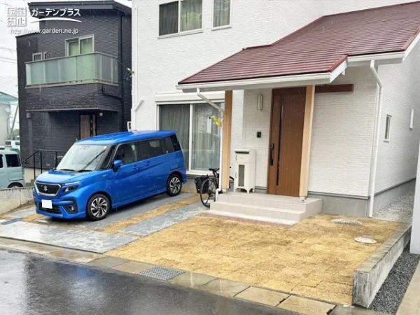 赤い屋根が可愛らしいお住まいに芝生の緑がお似合いの外構