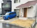 赤い屋根が可愛らしいお住まいに芝生の緑がお似合いの外構