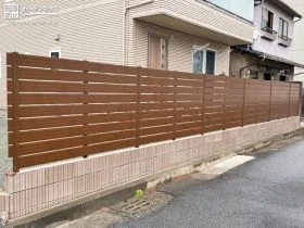 温もりある色使いがナチュラルなお住まいに調和する目隠しフェンスブロック[施工後]