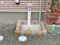 ピンコロ石の水受けが可愛らしい水受け