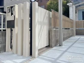 繊細な鋳物デザインが美しい機能門柱[施工後]