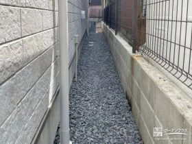 フェンスや砂利で舗装した犬走り[施工後]