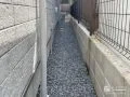 フェンスや砂利で舗装した犬走り