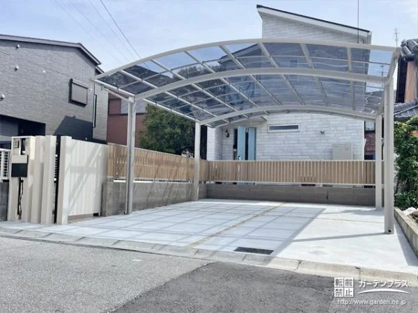 木調カラーを基調とした優しい印象のセミクローズ外構