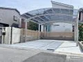 木調カラーを基調とした優しい印象のセミクローズ外構