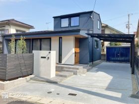 落ち着きあるおしゃれな外壁に合わせたナチュラルモダンな新築外構