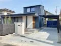 落ち着きあるおしゃれな外壁に合わせたナチュラルモダンな新築外構