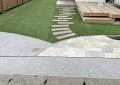 趣味が充実するアプローチ兼お庭空間