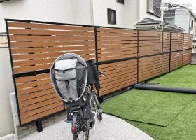 お庭を癒しの空間にしてくれる木調フェンス[施工後]