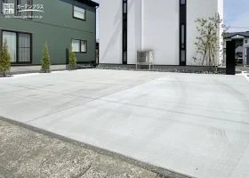 コンクリートの無機質さがお住まいを引き立てる駐車スペース[施工後]