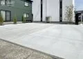 コンクリートの無機質さがお住まいを引き立てる駐車スペース