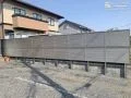 風圧を軽減するルーバータイプの目隠しフェンス