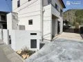 3枚の塗装塀がお住まいの重厚感を演出し目を引く存在となる新築外構