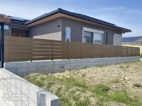 お好みに合わせて調整可能な木調フェンス[施工後]