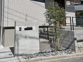 シマトネリコが柔らかな彩りを添えるシンプルおしゃれな門周り[施工後]
