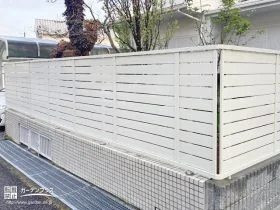 横の広がりを感じられる爽やかな目隠しフェンス[施工後]