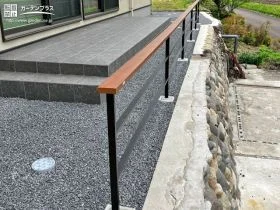 モダンなお庭に優しく溶け込む木調の境界フェンス[施工後]