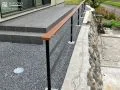 モダンなお庭に優しく溶け込む木調の境界フェンス
