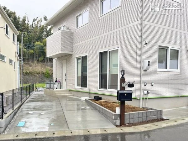 お住まいを引き立てる植栽スペースや門柱がポイントの新築外構