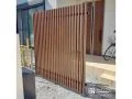 スタイリッシュに決まる、玄関前の目隠しフェンス