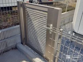 中間地点の動線となる門扉[施工後]