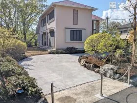 大切な植栽を生かした美しい庭園のような仕上がりの駐車スペース工事