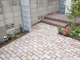 鮮やかな発色が華やかな印象の天然石アプローチ[施工後]