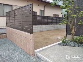 お庭のプライバシーを守る目隠しフェンスの設置と駐車スペースの拡張工事