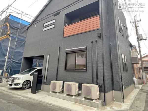 ブラックのかっこいいお住まいを引き立てるシンプルモダンな新築外構