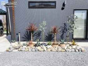 お住まいを華やかに引き立てるロックガーデン[施工後]