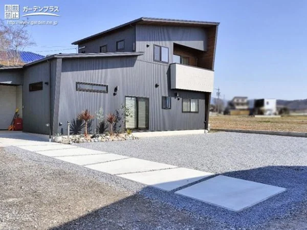シンプルモダンな外構を植栽の緑が引き立てる新築外構