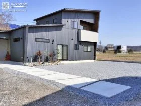 シンプルモダンな外構を植栽の緑が引き立てる新築外構