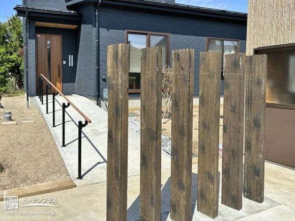 味わい深い天然木がフォーカルポイントになる外構工事
