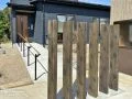 味わい深い天然木がフォーカルポイントになる外構工事