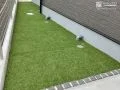 お子様との時間を過ごせる人工芝の緑が美しいお庭工事