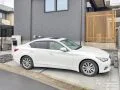 土間コンクリート舗装でスムーズな行き来を可能にする駐車スペース