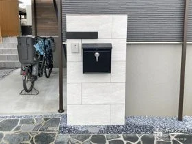 ブラック×ホワイトのコントラストがおしゃれなタイル門柱[施工後]