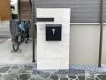 ブラック×ホワイトのコントラストがおしゃれなタイル門柱
