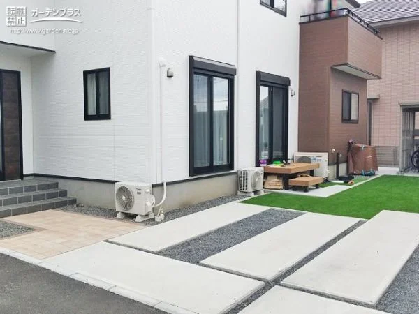 白を基調としたお住まいに似合う緑豊かなお庭付き新築外構工事