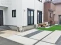白を基調としたお住まいに似合う緑豊かなお庭付き新築外構工事