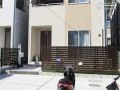 玄関ドアとのコーディネートがシックな目隠しフェンス
