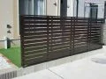 シックなブラウンフェンスと芝生の緑がおしゃれなお庭リフォーム工事
