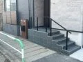 安全性にも配慮した高級感のあるモダンな玄関ポーチ階段
