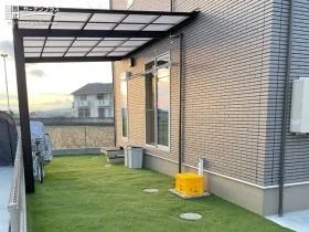 テラスに柔らかな光を取り込み、お子様がのびのび遊べるお庭[施工後]