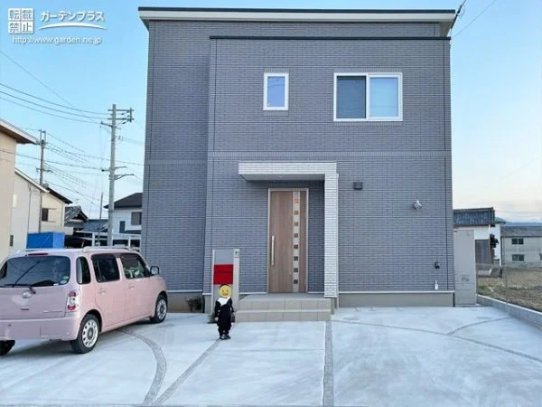 グレートーンのお住まいに調和する開放感のあるオープン新築外構