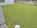 リビングからの景色も楽しめる天然芝のお庭