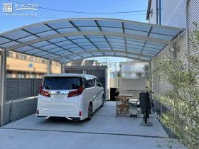 大きな屋根下で焦ることなく利用していただける駐車スペース[施工後]